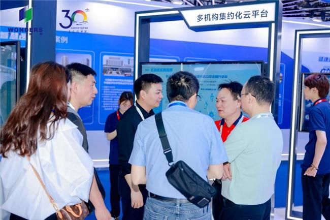 CHIMA 2025 医疗信息化盛会隐忧：技术光鲜难掩转型困境
